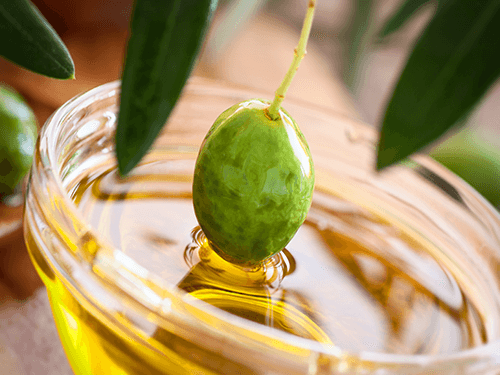 Grüne Oliven und Olivenöl - perfekt für 100ml C60 Bio-Olivenöl